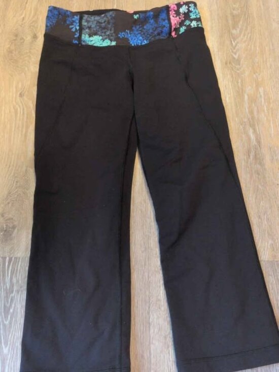 lululemon athletica Pants - Lululemon black capri athletic pants with floral waistband size 2